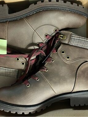 pop Brown Ankle Boots with Burgundy Laces